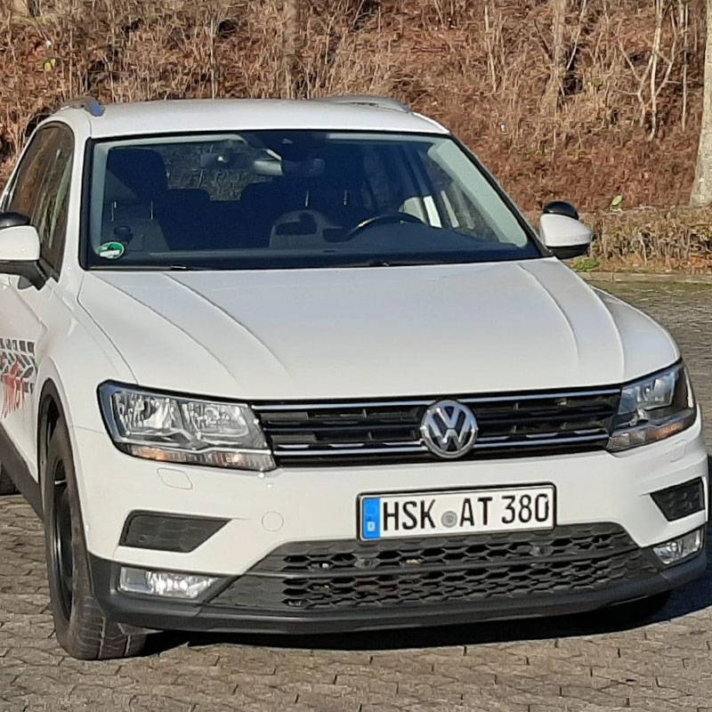 Weißes Fahrzeug der Fahrschule Tewes in Iserlohn