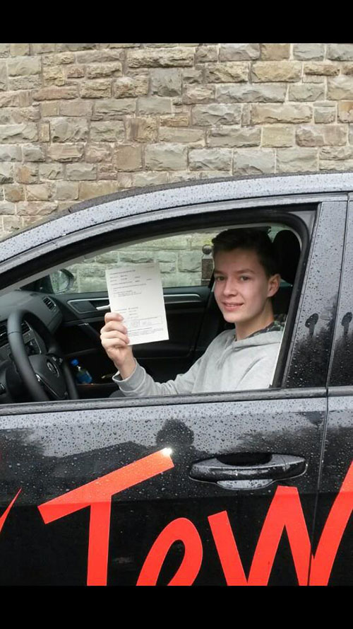 Fahrschüler hat Führerscheinprüfung bestanden.